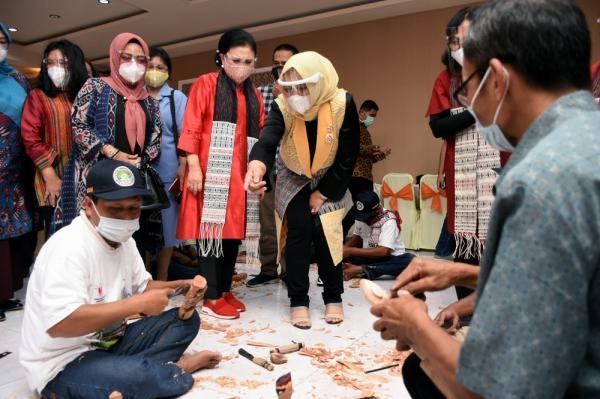 Endang Budi Karya Kagumi Keindahan Ulos Batak